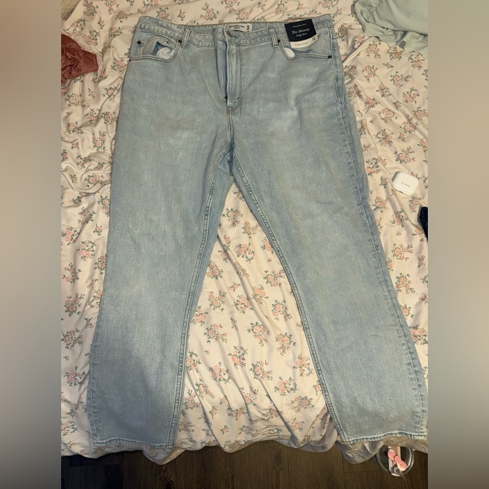NWT Abercrombie and Fitch Light Wash Curve Love High Rise Skinny Jean